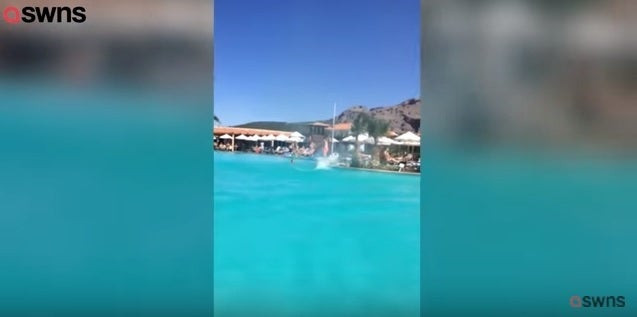 Ρόδος: Απίστευτες εικόνες σε πισίνα! Υδροστρόβιλος και… ιπτάμενες ομπρέλες προκάλεσαν πανικό